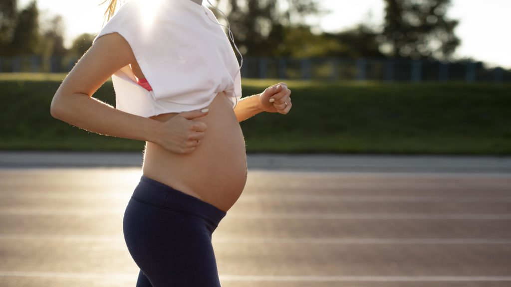 Mujer embarazada pasea, este es un consejo que damos los expertos en fisioterapia en el embarazo